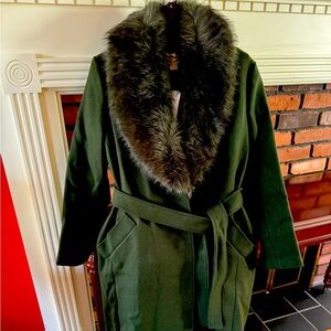 Stunning Michael by Michael Kors wool winter coat w/ faux fur collar in green
